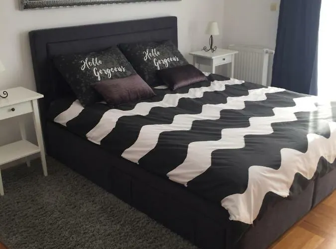 Studio Apartman Lara ***